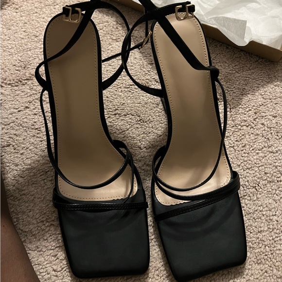 Black heels - Picture 2 of 5